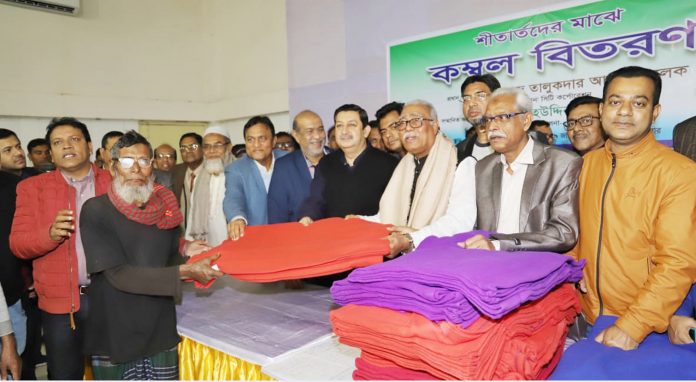 খুলনা প্রেসক্লাবের উদ্যোগে শীতার্তদের মাঝে কম্বল বিতরণ