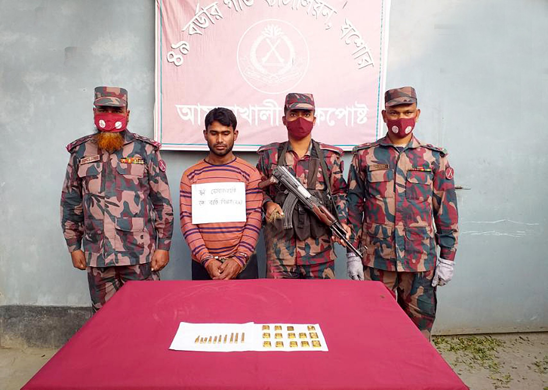 Benapole Photo --24 Pics Gold bar seized ---15.12