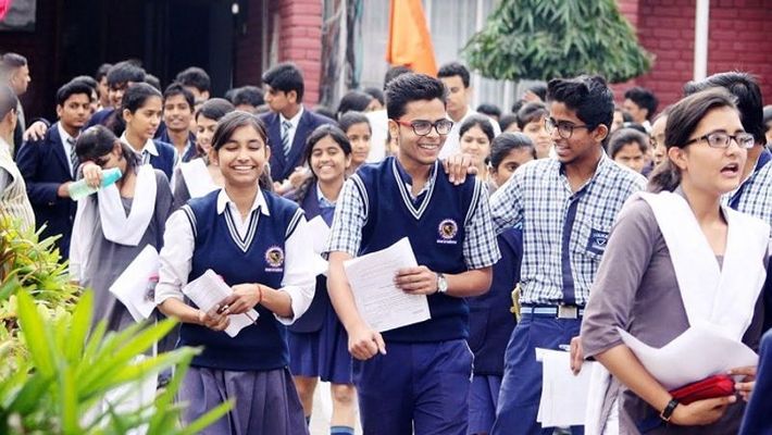 গণ-পরিবহণে নেই কোন স্বাস্থ্য সচেতনতা। মার্কেট-বাজারে মানুষের ভিড়ে পা ফেলা দায়। বেশিরভাগ নাগরিকের মুখেই থাকে না মাস্ক, সামাজিক দূরত্বও মানা হচ্ছে না। করোনা মহামারির এক বছর পার হলেও এমন চিত্র রাজধানীসহ সারাদেশের।