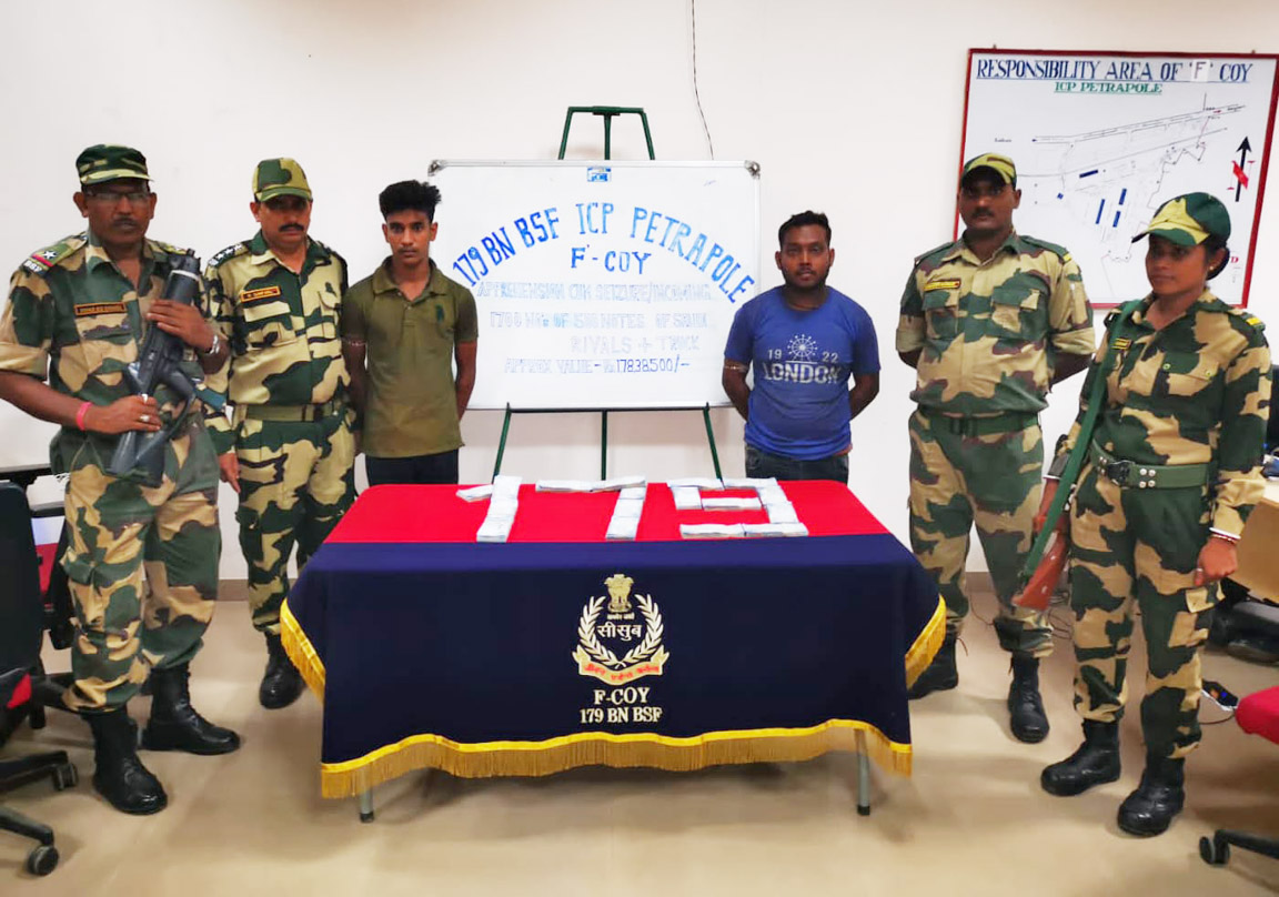 Benapole photo ---Benapole --Indian Truck driver, helper arrest with 9 lakh saudi riyal--23.08.21