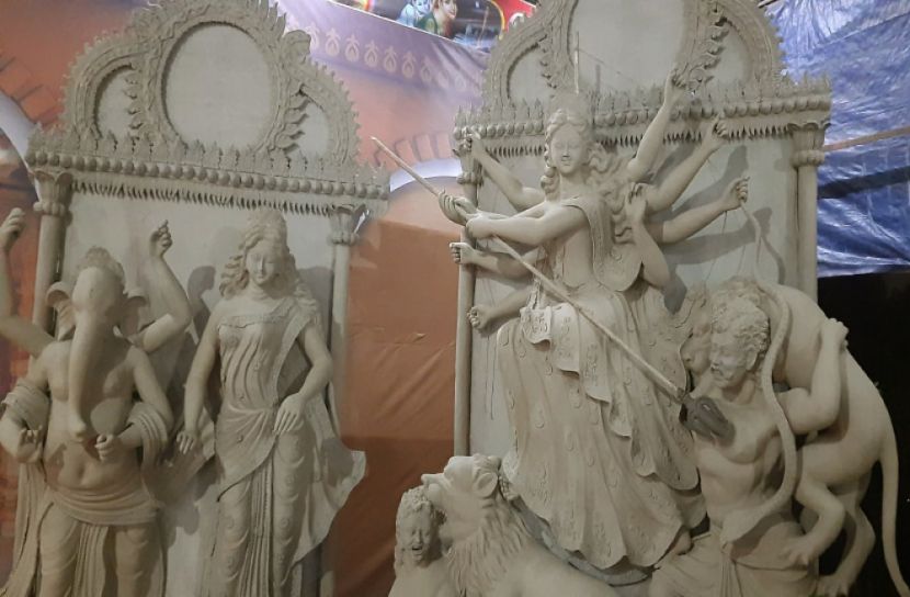 খুলনার দাকোপে শারদীয় দুর্গাপূজাকে ঘিরে ব্যস্ত সময় পার করছেন কারিগররা