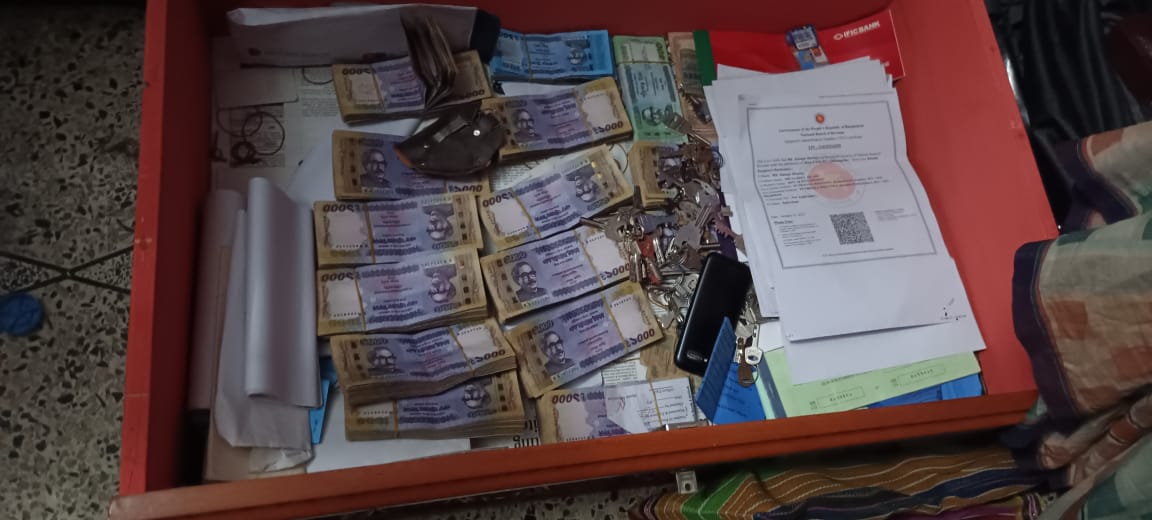 Benapole-Photo-Hundi traders arrest with 14 lakh taka --01.02.23