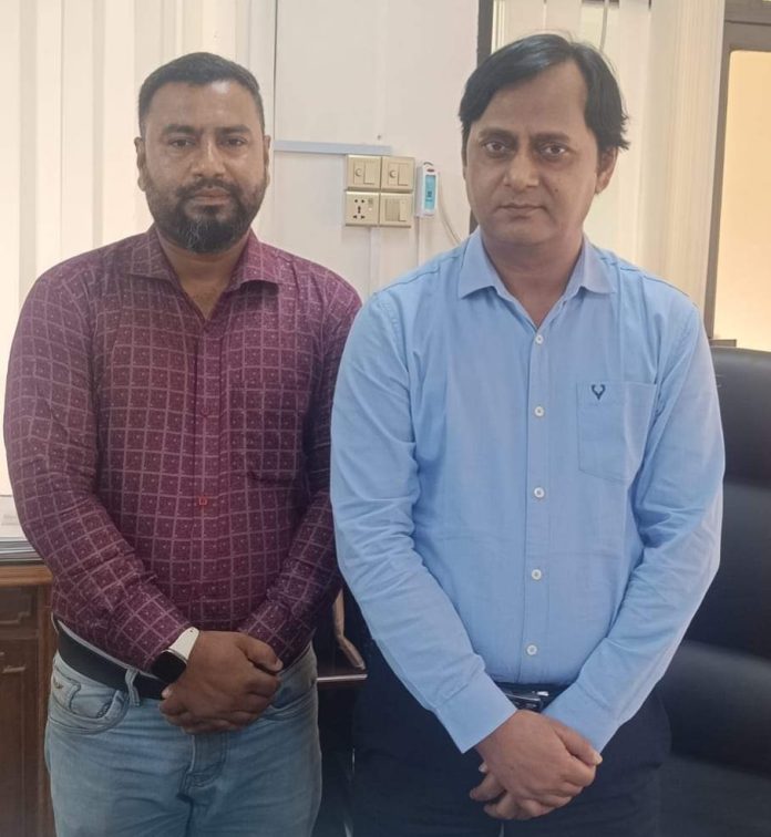বাম পাশে কর্মচারী নুরুল ইসলাম এবং ডান পাশে সাবেক পরিচালক (প্রশাসন) শাহিনুর আলম