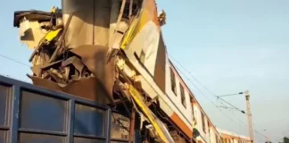 ভারতে মালগাড়ি ও যাত্রীবাহী ট্রেনের মুখোমুখি সংঘর্ষে বহু হতাহতের আশঙ্কা