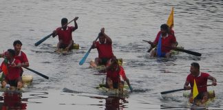 খুলনার ময়ূর নদে প্রাণ ফেরানোর আহ্বানে ভেলা বাইচ