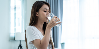 সকালে খালি পেটে পানি পান শরীরের জন্য কতটা উপকারী?