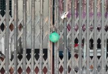 ঘুম থেকে উঠেই দেখেন দরজায় বাঁধা ‘বোমা’, আতঙ্কে পরিবারটি