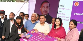 বগুড়ায় ফ্যামিলি কার্ড বিতরণ করলেন প্রধানমন্ত্রী