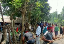 সাতক্ষীরায় প্রভাব খাটিয়ে উচ্ছেদের অভিযোগ, খোলা আকাশের নিচে দুই পরিবার