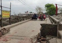 ডুমুরিয়া উপজেলা প্রকৌশলীর উদাসীনতায় নির্মাণ হয়নি সেতু, জনদুর্ভোগ চরমে