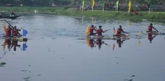 খুলনার ময়ূর নদে প্রাণ ফেরানোর আহ্বানে ভেলা বাইচ