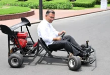 কলেজছাত্রের বানানো ‘গো-কার্ট’ চালিয়ে উৎসাহ দিলেন প্রধানমন্ত্রী