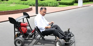 কলেজছাত্রের বানানো ‘গো-কার্ট’ চালিয়ে উৎসাহ দিলেন প্রধানমন্ত্রী