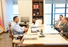 প্রধানমন্ত্রীর সঙ্গে টিআইবির নির্বাহী পরিচালকের সাক্ষাৎ