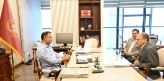 প্রধানমন্ত্রীর সঙ্গে টিআইবির নির্বাহী পরিচালকের সাক্ষাৎ