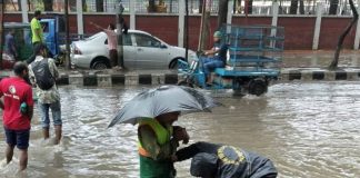 বৃষ্টিতে রাজধানীর বিভিন্ন এলাকায় জলাবদ্ধতা