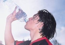তাড়াহুড়ায় পানি পানে যত ক্ষতি