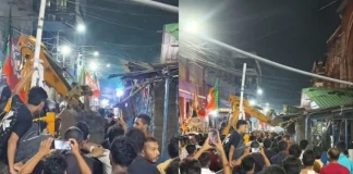 কলকাতায় বুলডোজার দিয়ে মাংসের দোকান ভাঙল বিজেপির কর্মীরা!