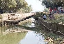 খালের ওপর ভাঙা ব্রিজটি এখন গলার কাঁটা