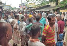 ফকিরহাটে সড়কের ওপর শ্রমিকের হাট, ভোগান্তিতে সাধারণ মানুষ