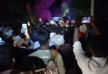 প্রেমিকার মান ভাঙাতে ৪শ ফুট উঁচু বৈদ্যুতিক খুঁটিতে যুবক, অতঃপর…