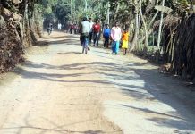 সড়কের পাশে বালুর অবৈধ ব্যবসা, দুর্ভোগে গ্রামবাসী