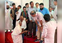 প্রধানমন্ত্রীকে কাছে পেয়ে স্বপ্নপূরণ হলো দৃষ্টিহীন নূরজাহান বেগমের