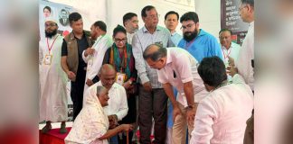 প্রধানমন্ত্রীকে কাছে পেয়ে স্বপ্নপূরণ হলো দৃষ্টিহীন নূরজাহান বেগমের