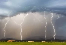 দেশে বজ্রপাতে ৮ জনের মৃত্যু
