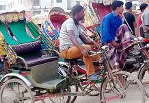 খুলনায় ব্যাটারিচালিত রিকশা ও ভ্যানে চালকদের ‘অভিনব’ কায়দা : ট্রাফিক পুলিশের নজর মোটরসাইকেলে !
