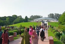 জিয়া উদ্যানে দর্শনার্থীদের ভিড়