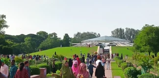 জিয়া উদ্যানে দর্শনার্থীদের ভিড়