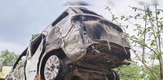 ট্রাক দিয়ে গাড়ি ঘিরে বিজেপি নেতাসহ তিনজনকে পুড়িয়ে হত্যা