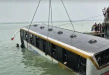 পদ্মায় ডুবে যাওয়া বাস উদ্ধার