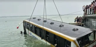 পদ্মায় ডুবে যাওয়া বাস উদ্ধার