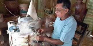 দেড় টাকার পুঁজি নিয়ে শুরু, এখন ইউরোপ-আমেরিকায় ফকিরহাটের কাঠের কলম