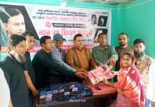 খুলনায় মহানগর কৃষকদলের উদ্যোগে শাড়ি ও লুঙ্গি বিতরণ