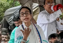 হত্যাকাণ্ড নিয়ে আমি মুখ খুললে বাংলাদেশ উত্তাল হয়ে যাবে: মমতা