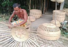 প্লাস্টিকের ভিড়ে ধুঁকছে দিঘলিয়ার শতবর্ষী বাঁশশিল্প, কারিগরদের আকুতি
