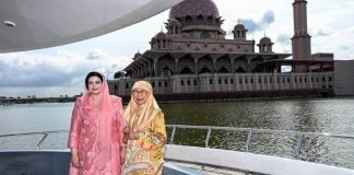 আনোয়ার ইব্রাহিমের সহধর্মিণীর সাথে আন্তরিক আড্ডায় জুবাইদা রহমান