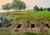 পাশাপাশি কবরে শায়িত মা ও তিন মেয়ে, দোয়া চাইলেন ছেলে