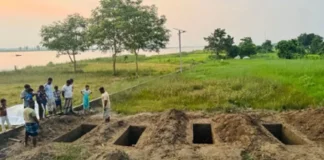 পাশাপাশি কবরে শায়িত মা ও তিন মেয়ে, দোয়া চাইলেন ছেলে