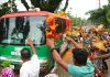 ফুলের পাপড়িতে প্রধানমন্ত্রীকে স্বাগত জানালেন চা শ্রমিকরা