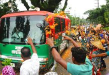 ফুলের পাপড়িতে প্রধানমন্ত্রীকে স্বাগত জানালেন চা শ্রমিকরা