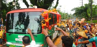 সিলেটে ফুলের পাপড়িতে প্রধানমন্ত্রীকে স্বাগত জানালেন চা শ্রমিকরা