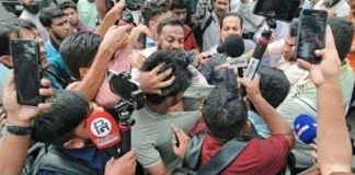 ধানমন্ডিতে জামায়াতের মিছিল থেকে সাংবাদিকদের ওপর হামলা!