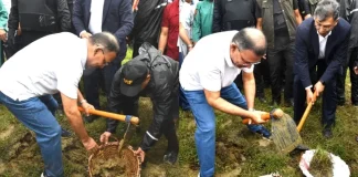বৃষ্টিভেজা কঙ্বাজারে তারেক রহমান: বাবার স্মৃতিবিজড়িত খাল খনন ও চব্বিশের শহীদ ওয়াসিমের বাড়িতে প্রধানমন্ত্রী