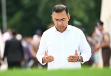 দেশে ফিরেই বাবা-মায়ের মাজার জিয়ারত প্রধানমন্ত্রীর