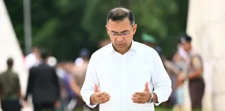 দেশে ফিরেই বাবা-মায়ের মাজার জিয়ারত প্রধানমন্ত্রীর