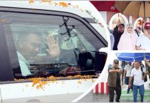 হাতে স্টিয়ারিং, কাঁধে নিজের ব্যাগ, কী বার্তা দিচ্ছেন প্রধানমন্ত্রী